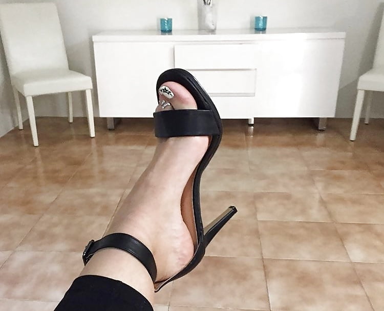 Free Sexy Milf Feet (Aussie Milf, Instagram, Tall) photos