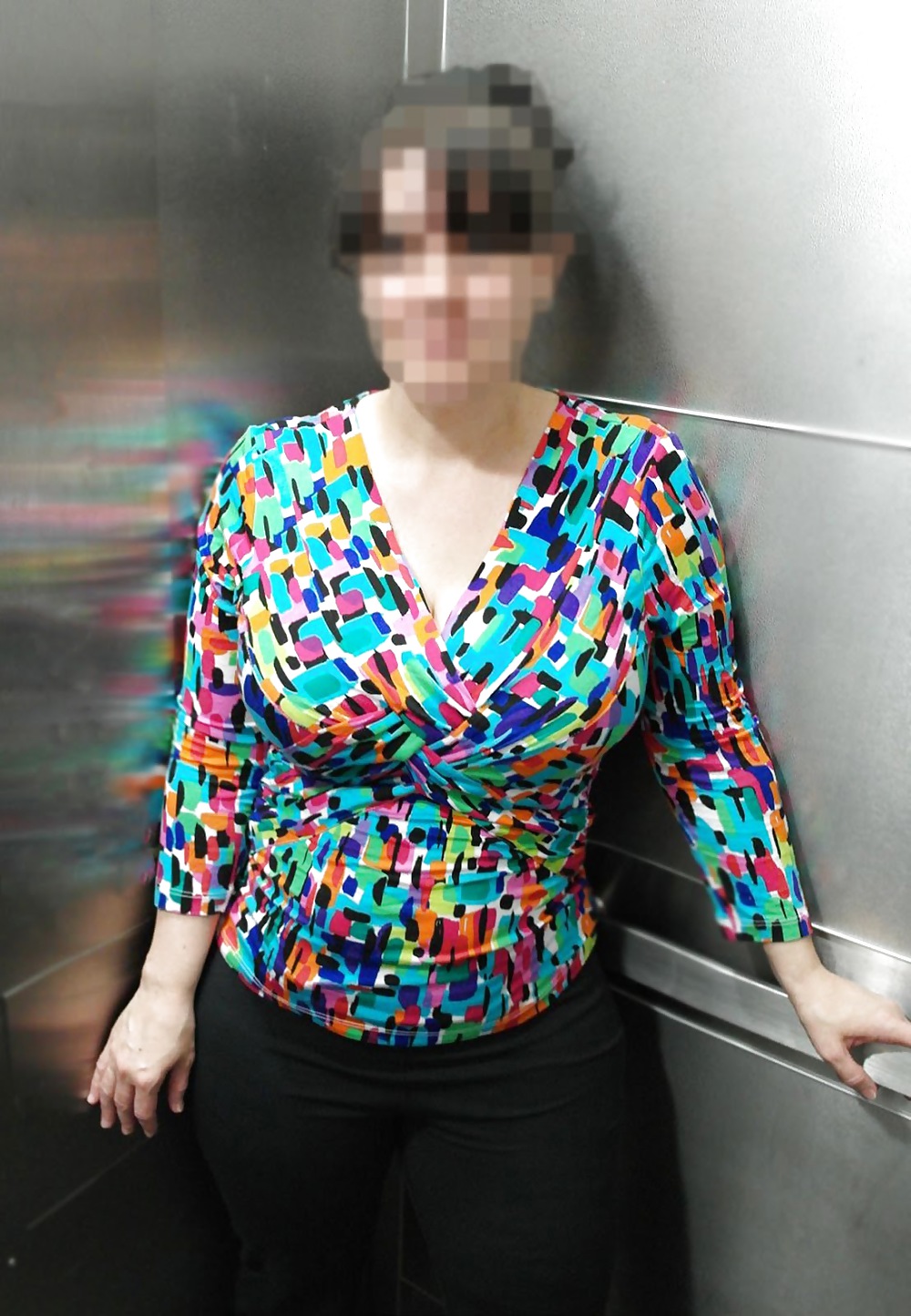Free mom flashing her blue bra in elevator photos