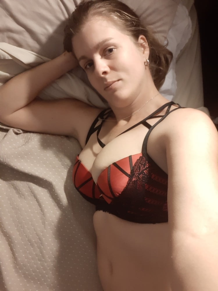 Hot amateur wife Beth is a dirty slut - 35 Photos 