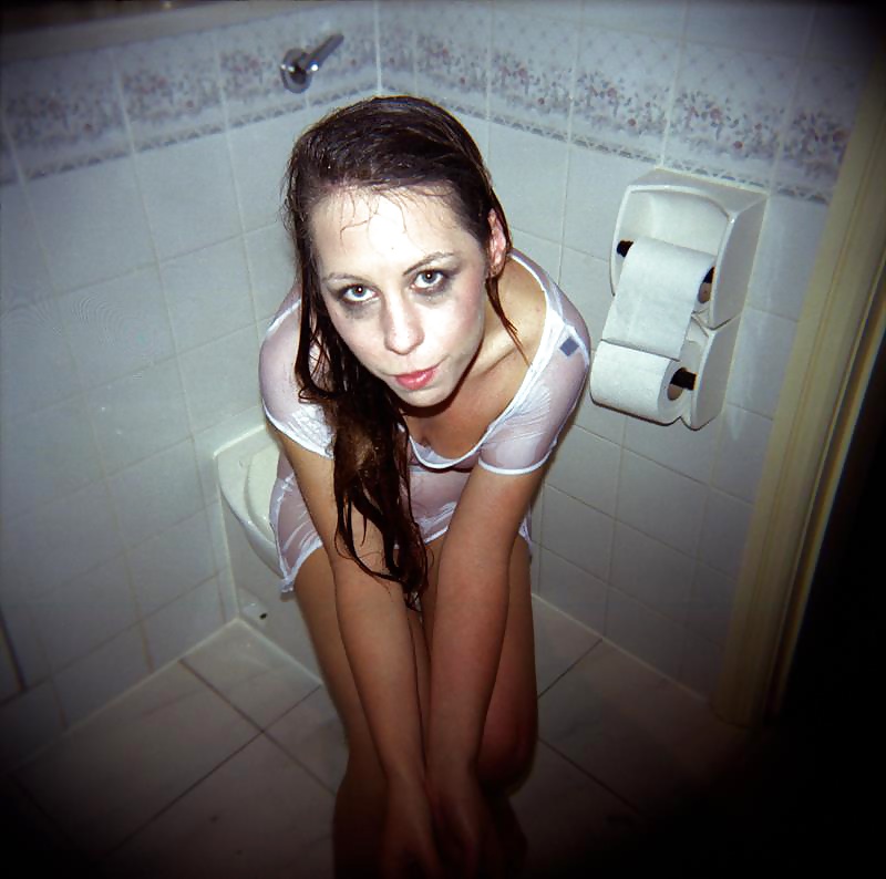 Free Woman Bathroom Voyeur Pics 4 photos