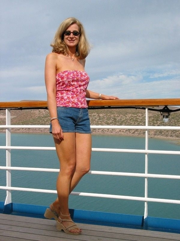 MILF on holiday - 52 Photos 