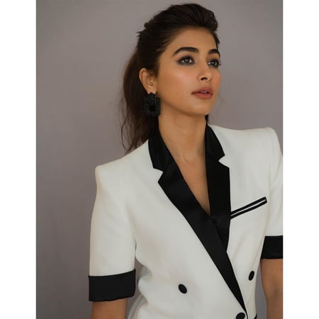 pooja hegde recent photoshoot pictures         