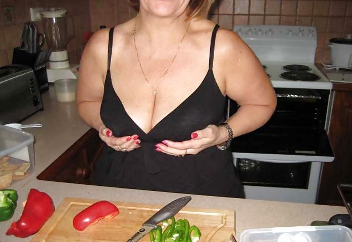 Free Mature houswife at work and posing photos