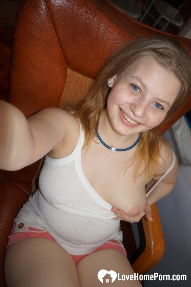 Busty girlfriend exposes her tits to the camera - 11 Photos 