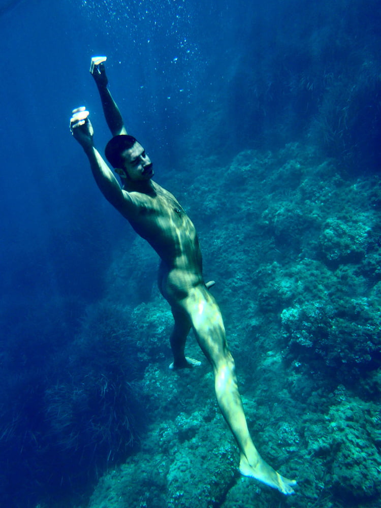 Kourtney Kardashian Strips Fully Naked For Cheeky Swimming Pool Snap