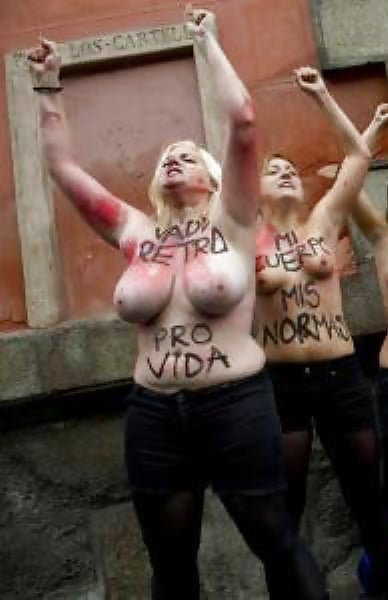 Free Femen big-titted fight (La lucha tetuda de Femen) photos