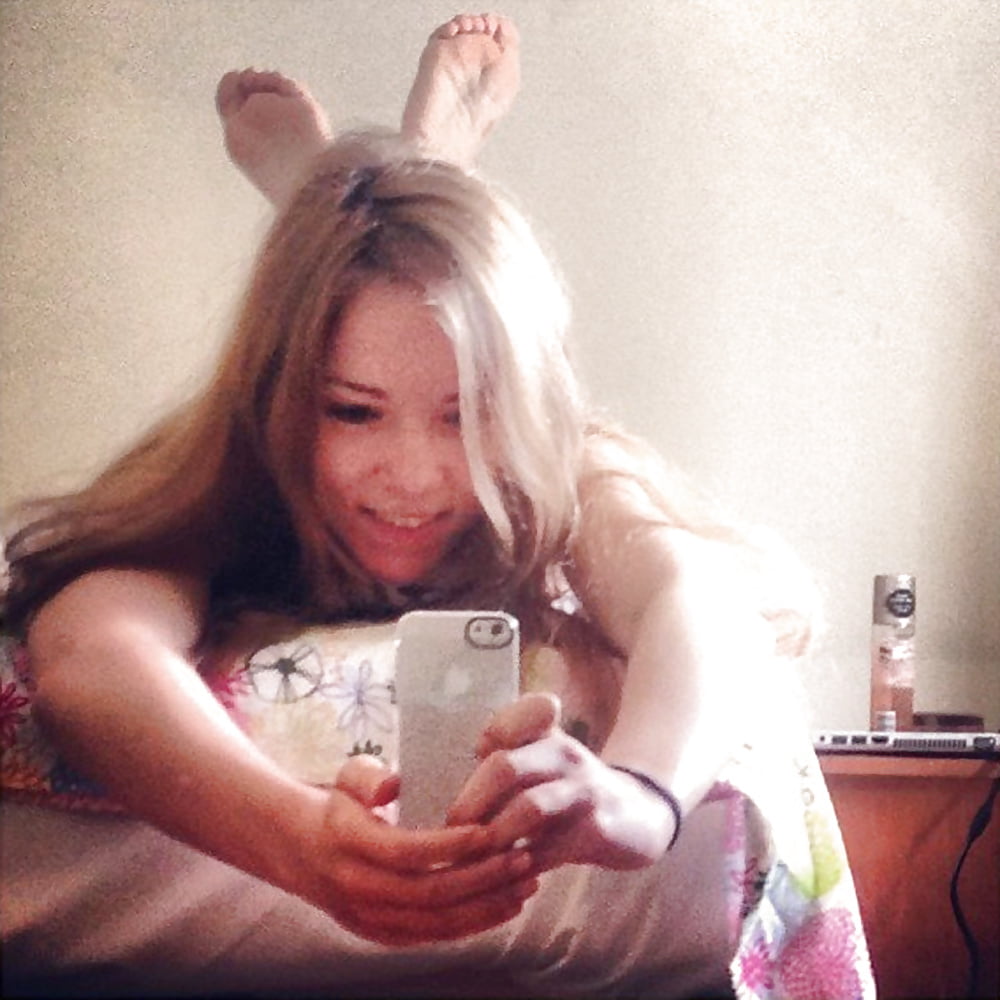 Free selfshot girls feet pose!!! photos