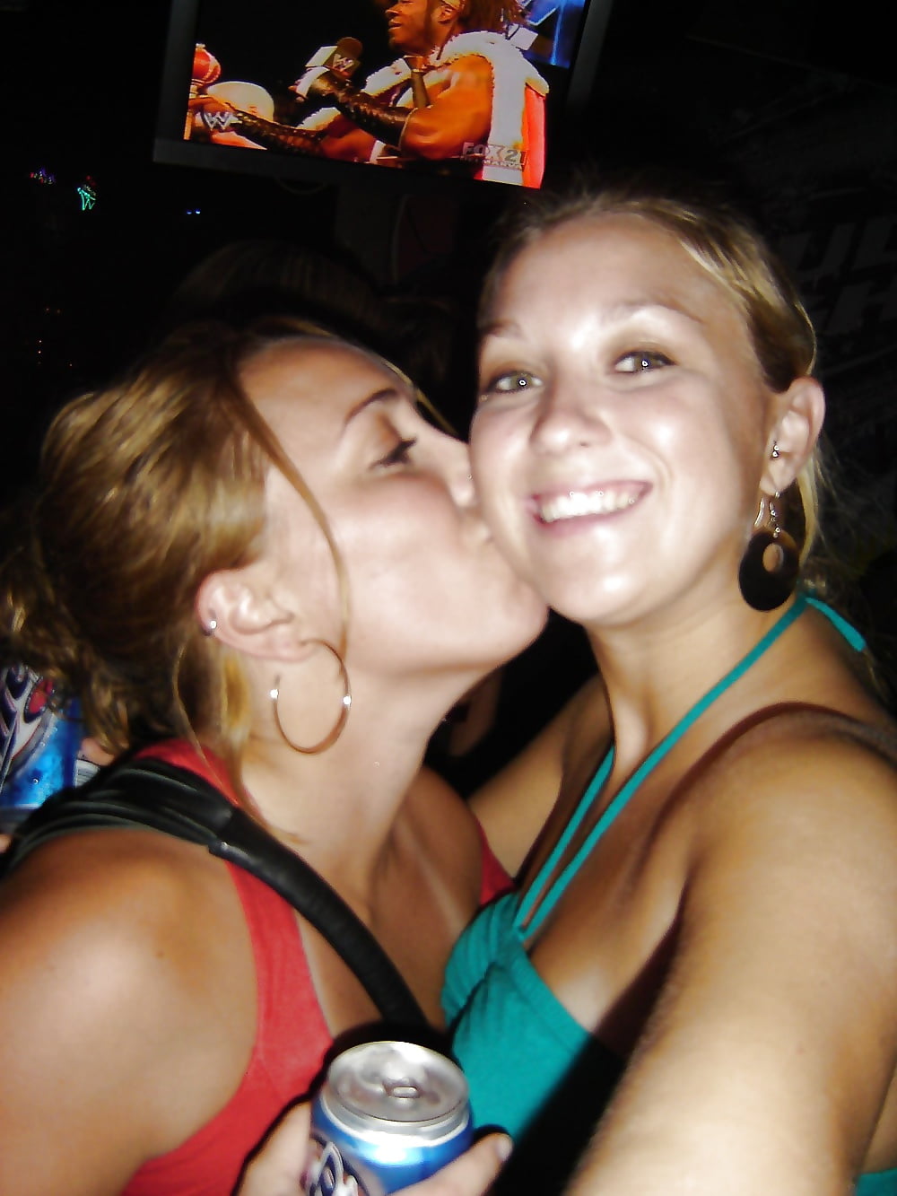 Free Lesbian Kisses 1 photos