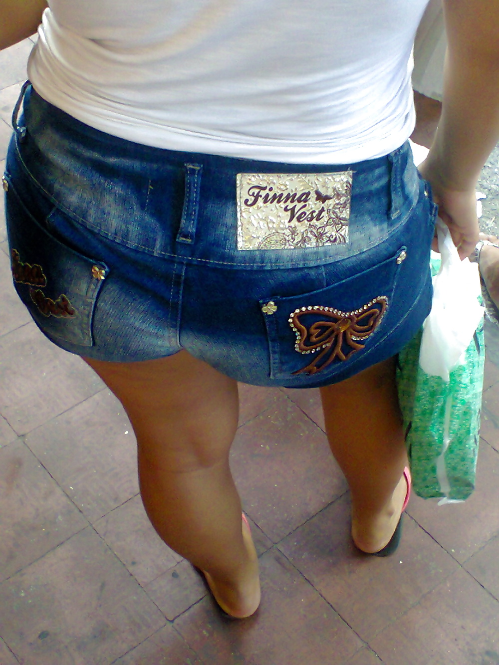 Free Duas rabudas na parada de onibus photos