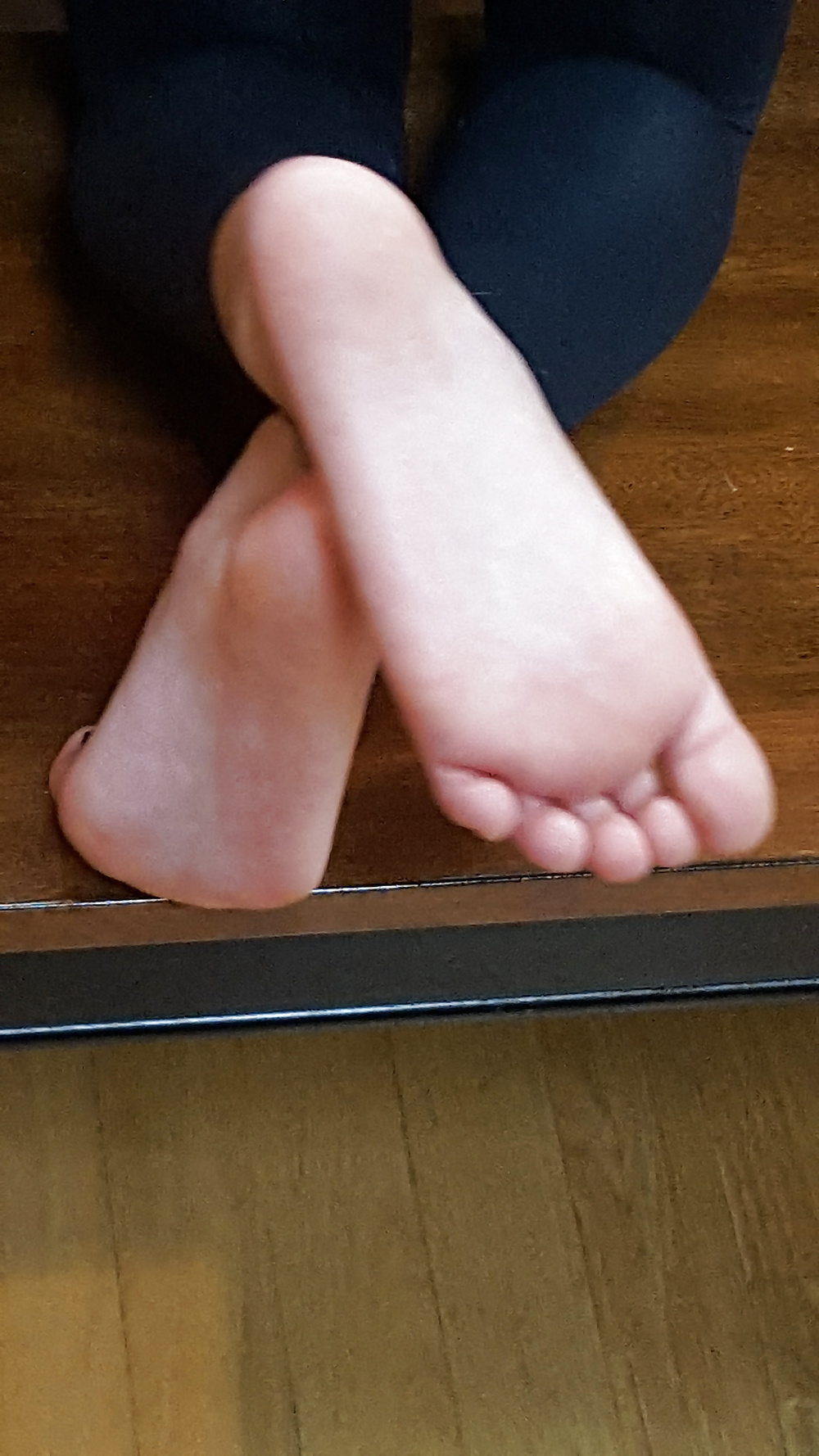 Free Asian teen feet photos