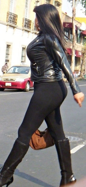 Sexy mature latin with her tight leggings - 10 Photos 