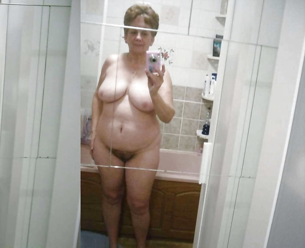 Grannie with small tits takes a nude selfie
