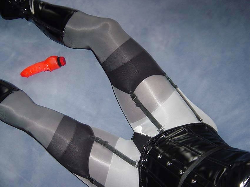 Free Black corset - black nylons - black boots photos