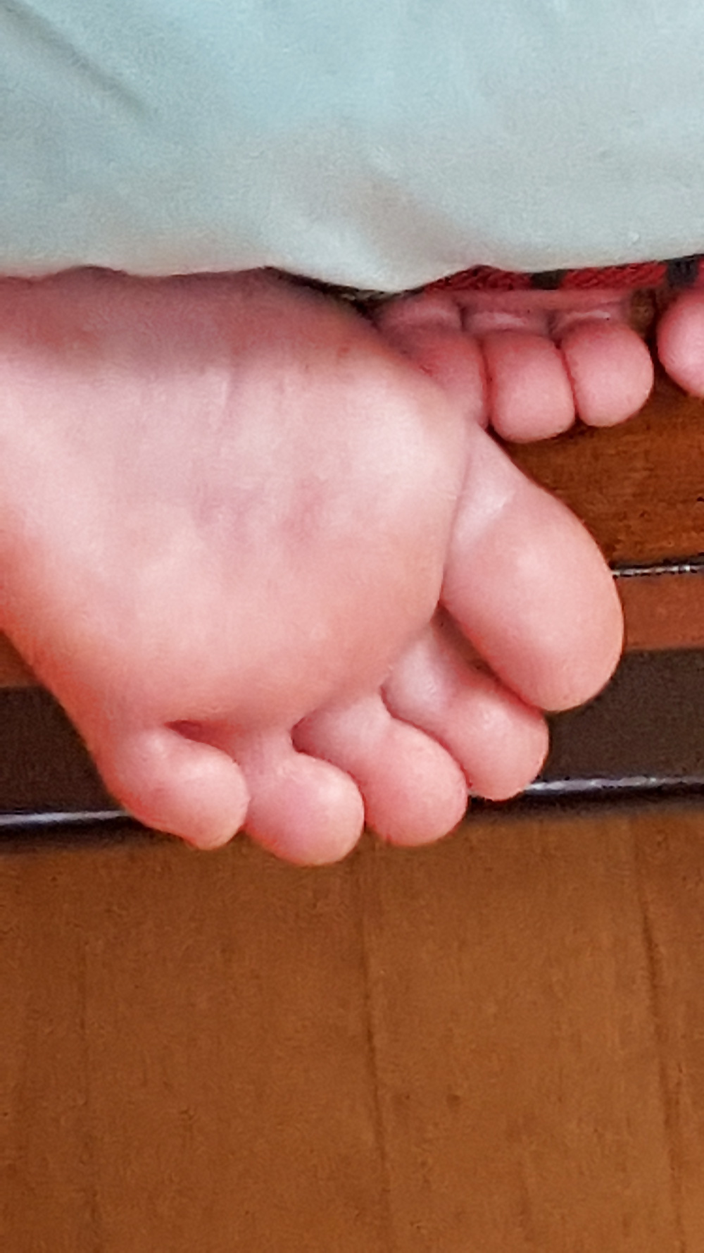 Free Asian teen feet photos