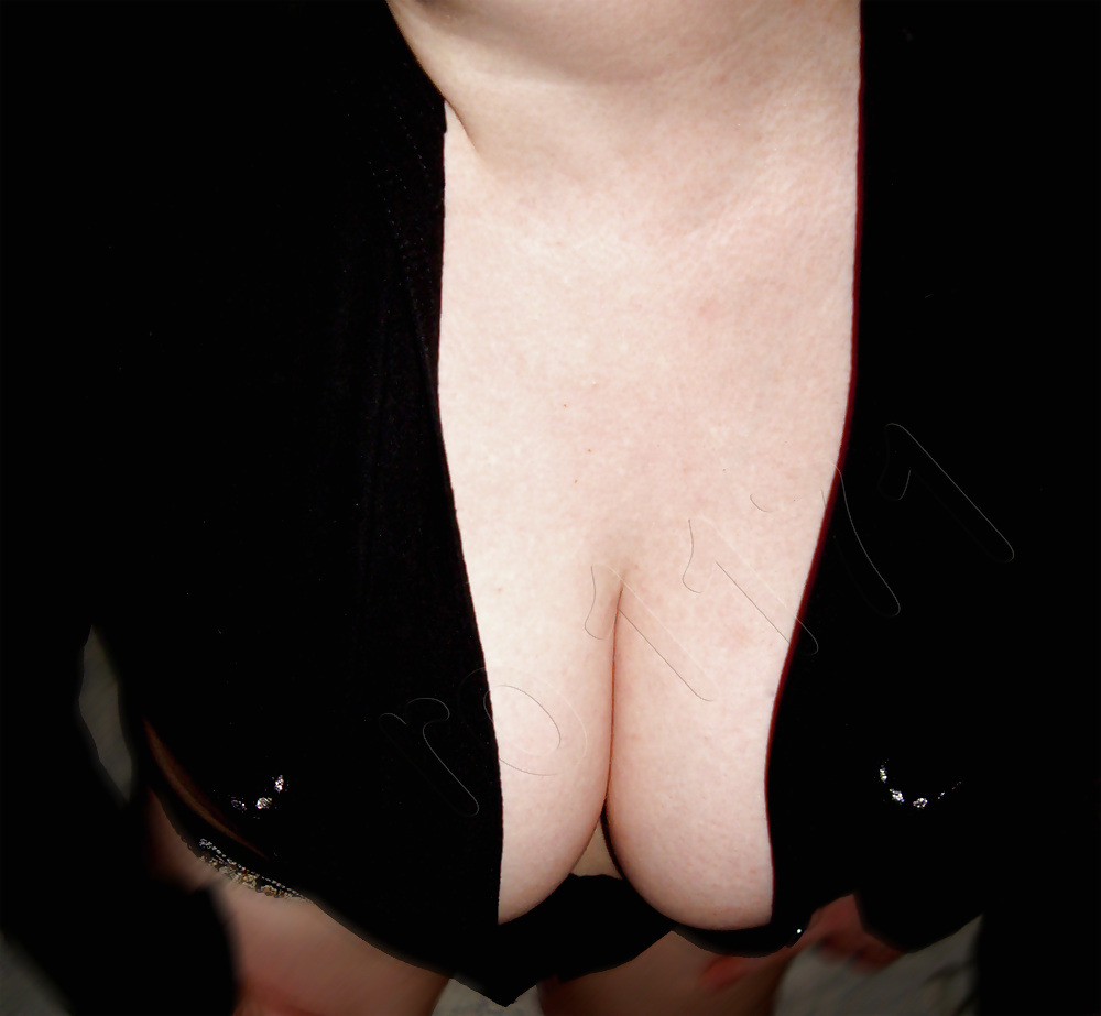 Free Wife cleavage downblouse photos