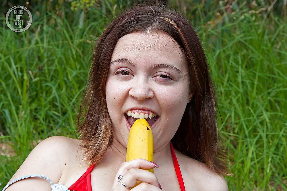 Free Banana in her shaved cunt photos