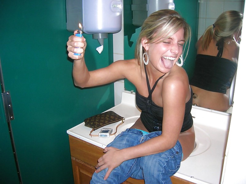 Free teen and 20's caught on toilette photos