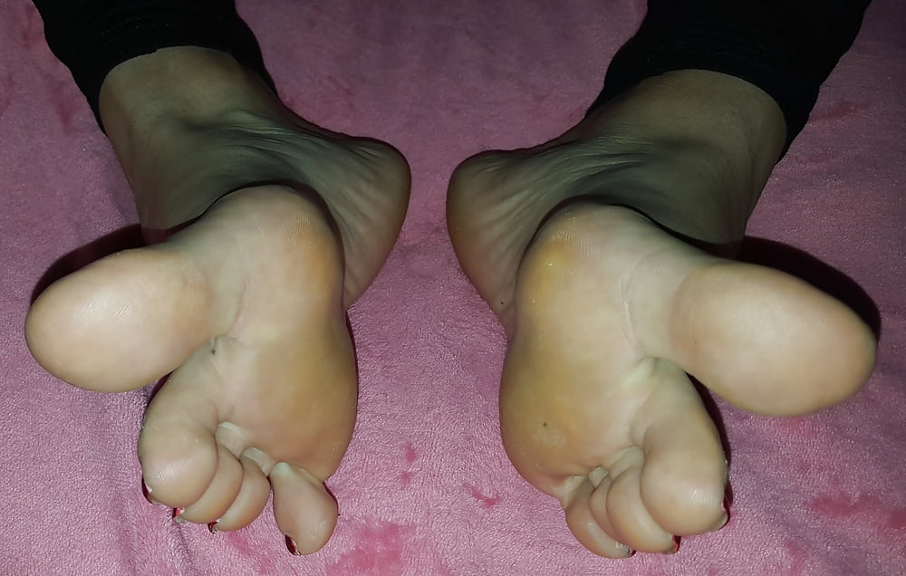 Free Lena's sexy (size 40) feet photos