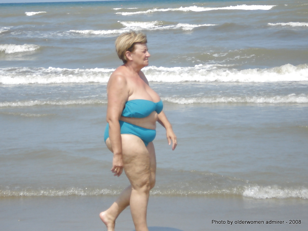 Free Grannies on beach photos