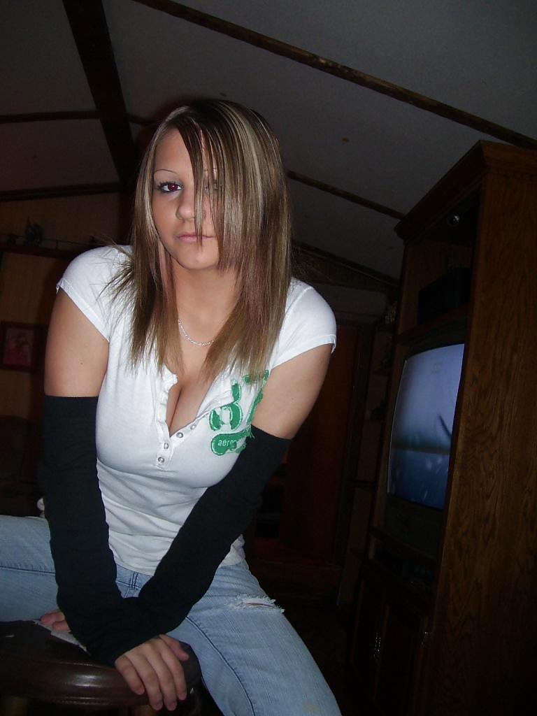 Free AMATEUR JULIA SHOWING OFF photos
