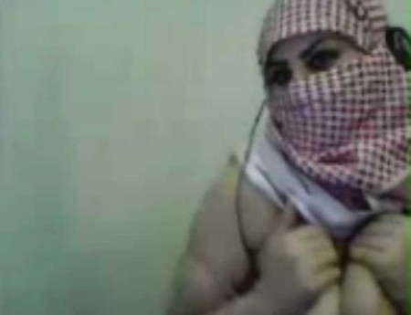 arab niqab webcam scandal-with hijab iran or egypt jilbab