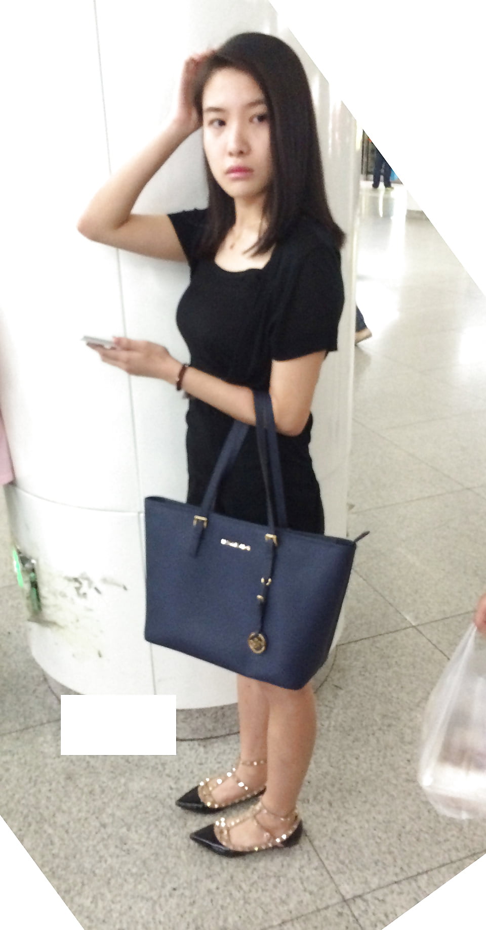 Free Pretty chinese girl in public photos