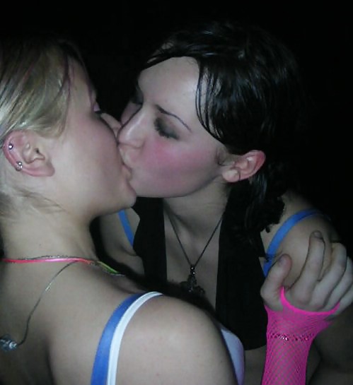 Free Girl Kissing girl 04 photos