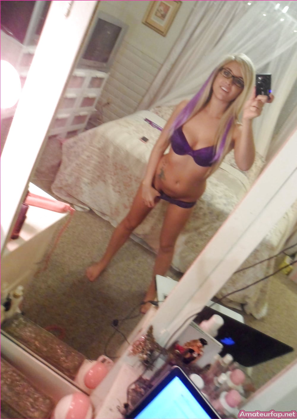 Free Amateur Teen Is Totally Crazy With Dildos photos