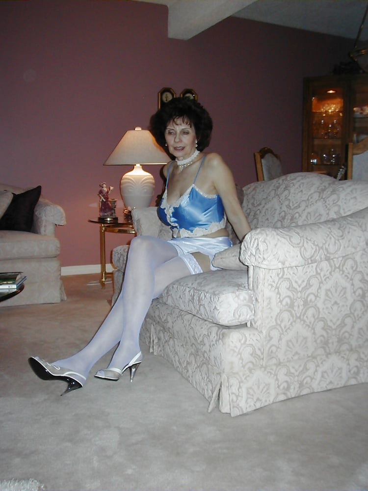 My Aunt in Blue & White - 31 Photos 