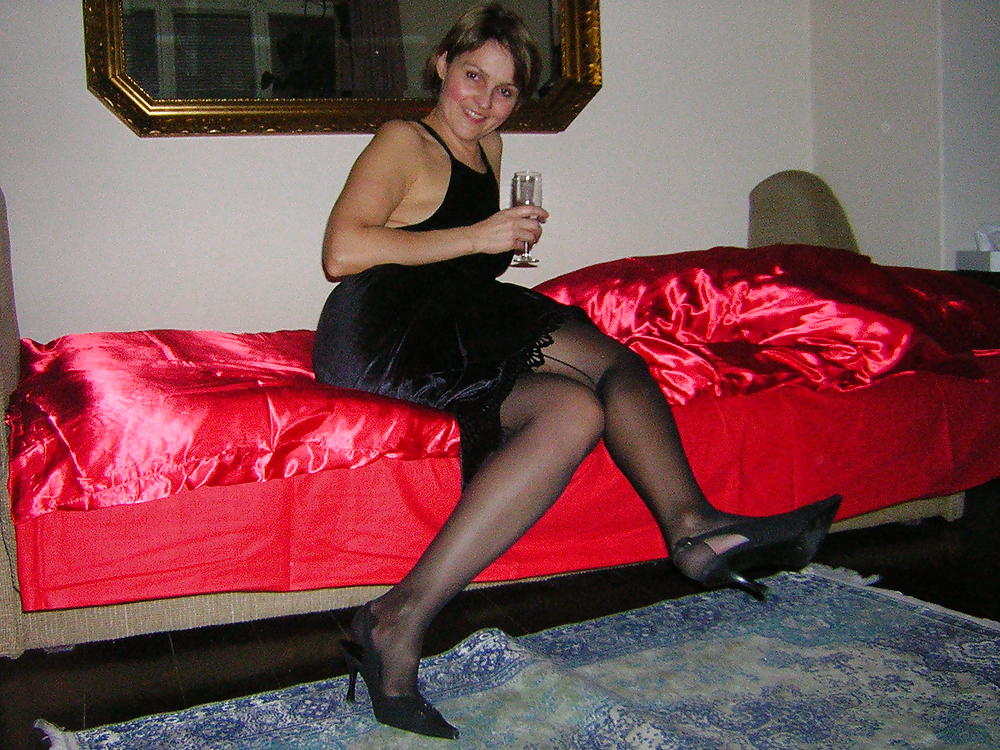 Free Sexy mature Milf posing in stockings photos