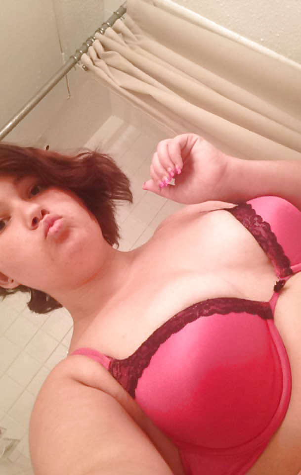 Free Chubby bbw amateur teen in pink and white bra photos