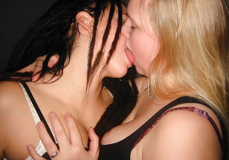 Free Girls Kiss photos