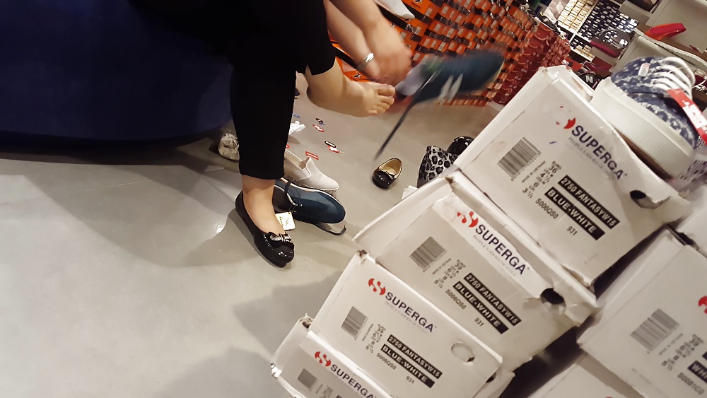 Free Turkish milf shoe store candid feet foot tores ayak photos