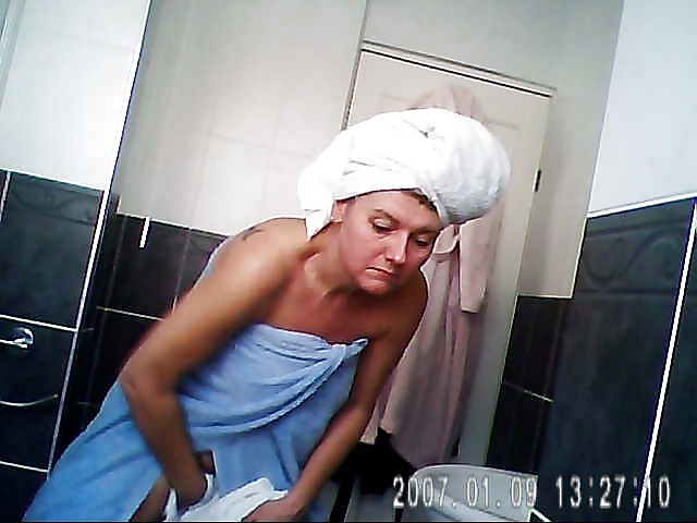 Free Sarah D in bathroom 2 photos