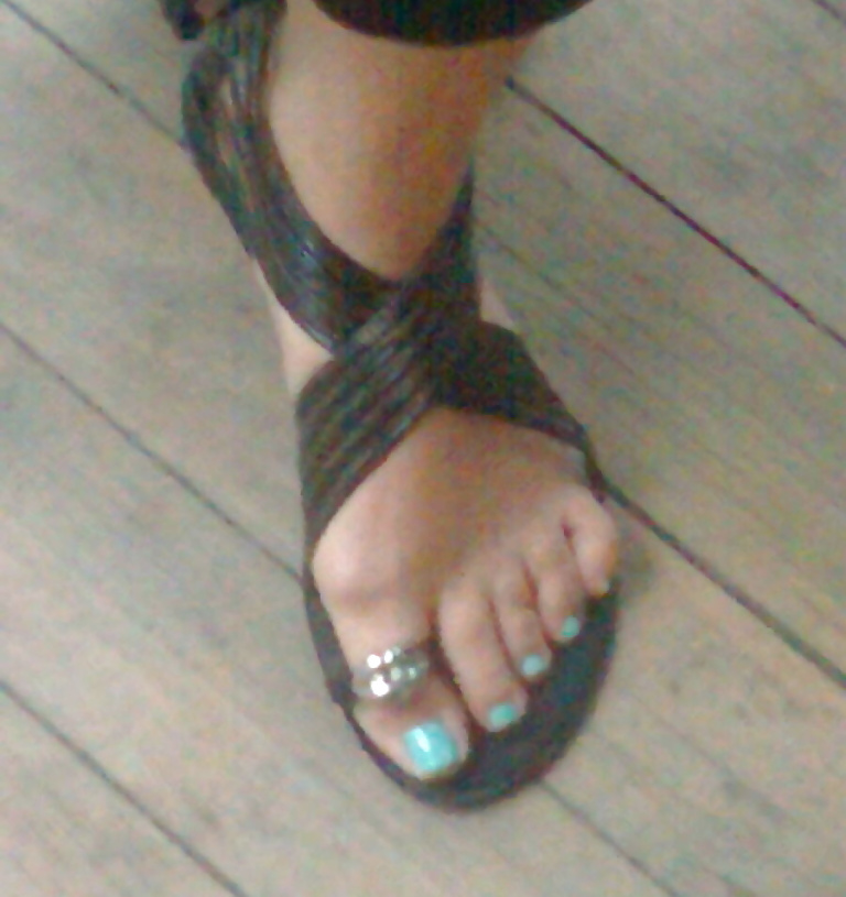 Free Feet barefoot sandals fetish toes and soles photos