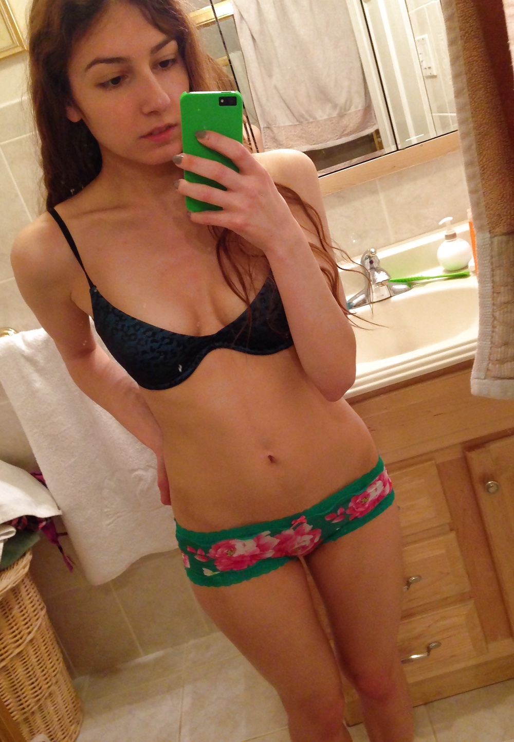 Free Amateur teen brunette nude selfshot photos