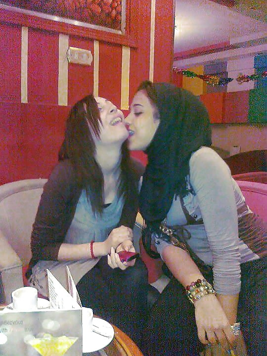 Free Arab Kissing 03 photos
