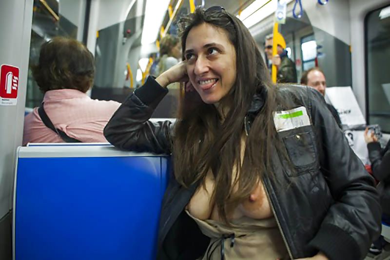 Free Amateur Sluts Public Flashing! photos