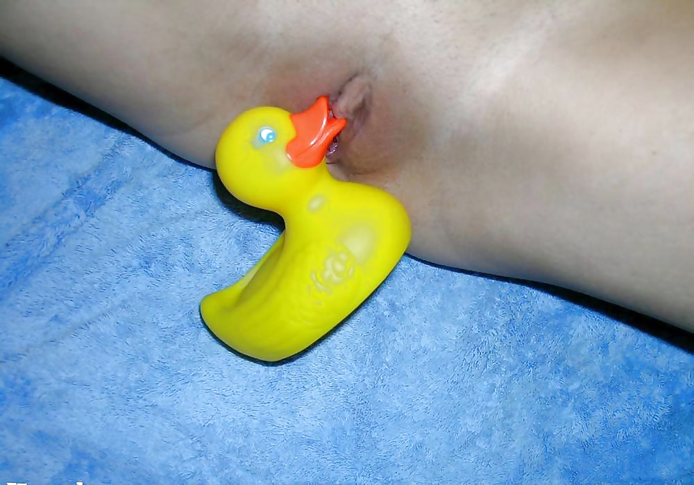 Free BUSTY AMATEUR TEEN AND HER RUBBERDUCK photos