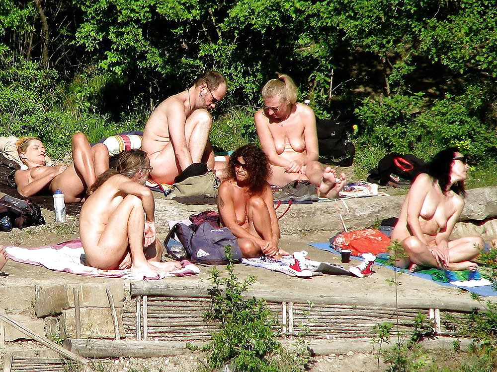 Free Girls nude beach photos