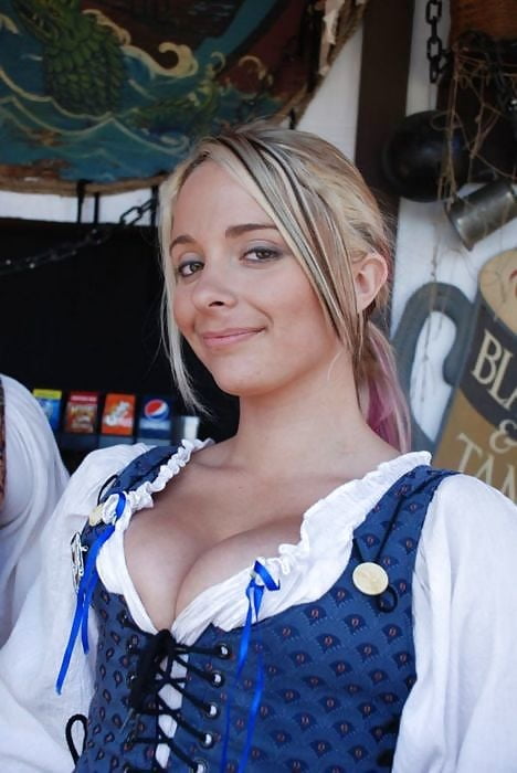 CLEAVAGE VILLAGE - A MIDIEVAL CHESTIVAL- 88 Photos 