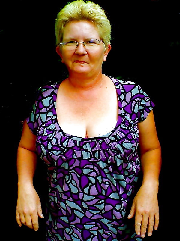 Free Granny shows its big boobs! Amateur! photos