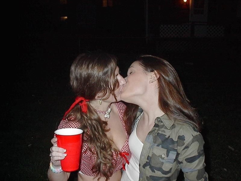 Amateur Girls Kissing Girls - 9 Photos 