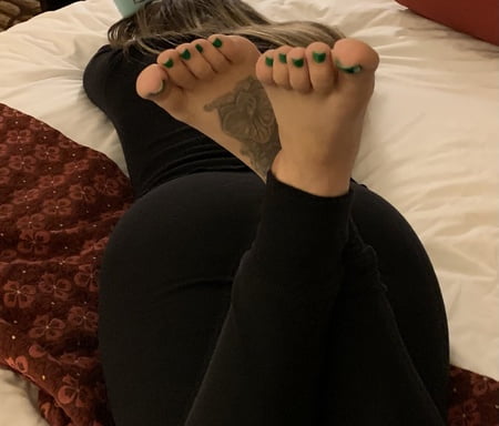 tnt footwife painted toes           