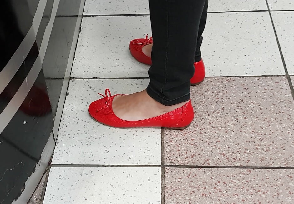 Free Candid legs and feet photos