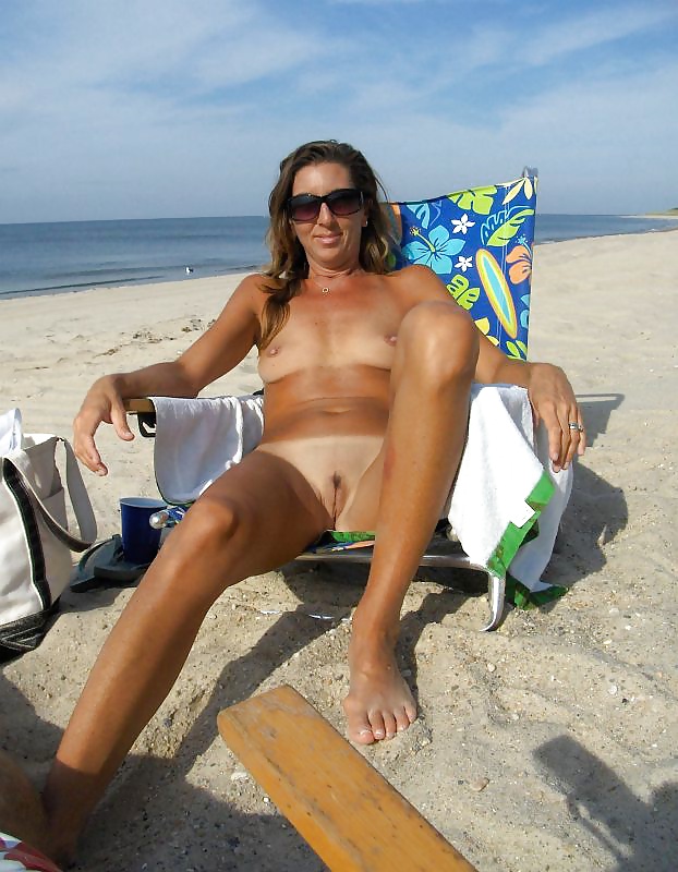 Free Amateur Beach and bikini wives, girlfriends and sluts photos