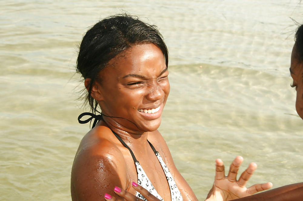 Free CUTE BLACK TEENS ON THE BEACH III photos