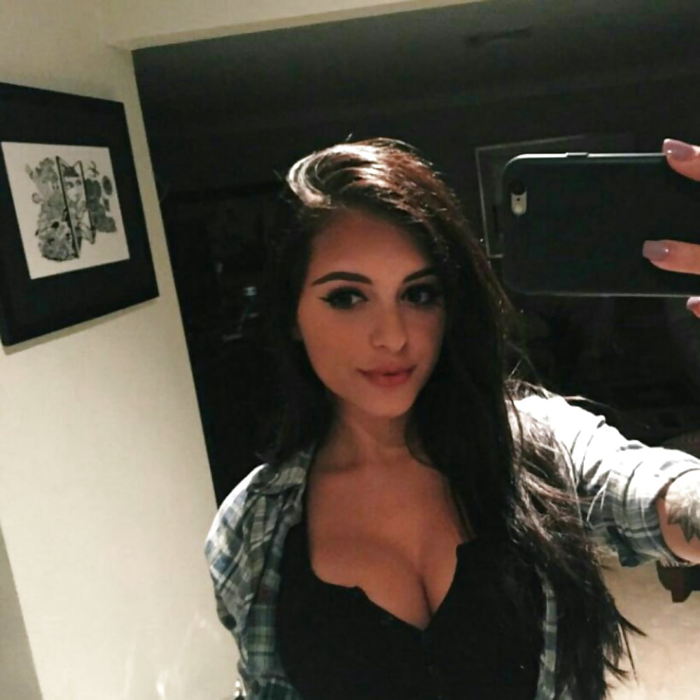 Free Amateur KiK Slut Random Mix 32 photos