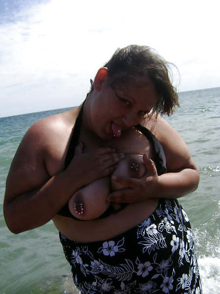 Free Starr L - Posing at the beach photos