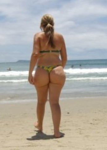 Pawg woman on the beach